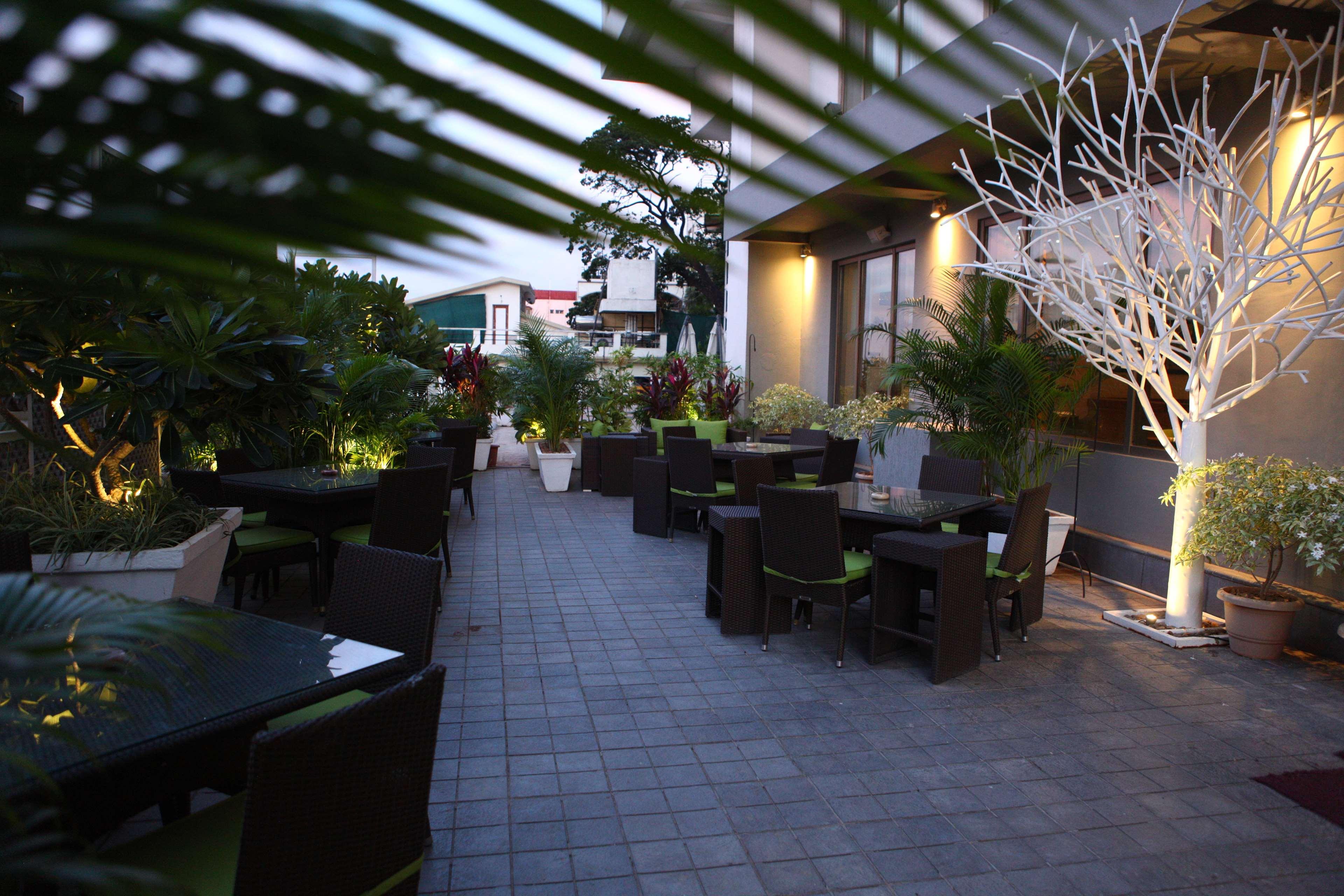 Radisson Blu Plaza Hotel Hyderabad Banjara Hills Exteriér fotografie The outdoor terrace at the hotel