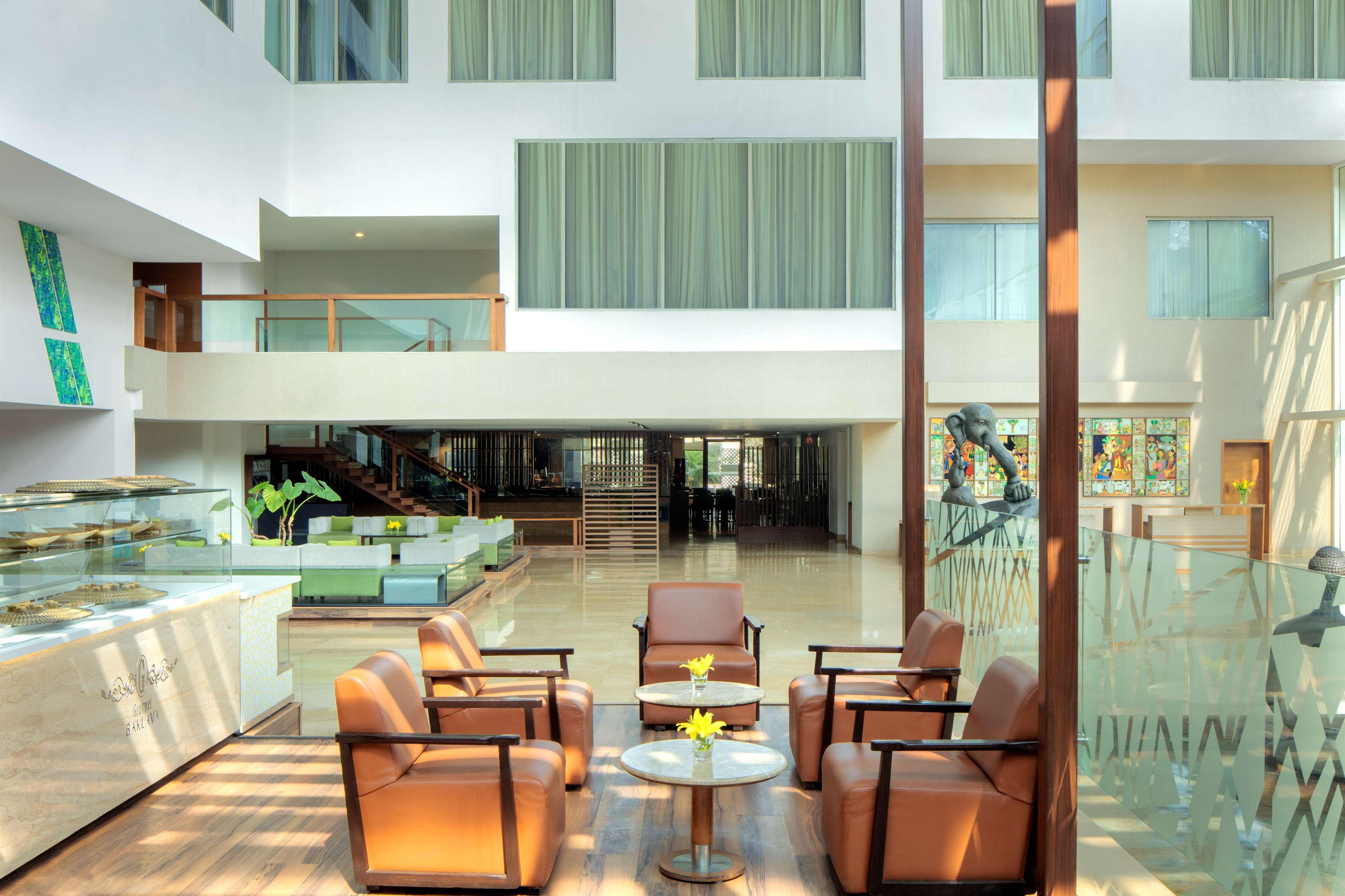 Radisson Blu Plaza Hotel Hyderabad Banjara Hills Exteriér fotografie Lobby