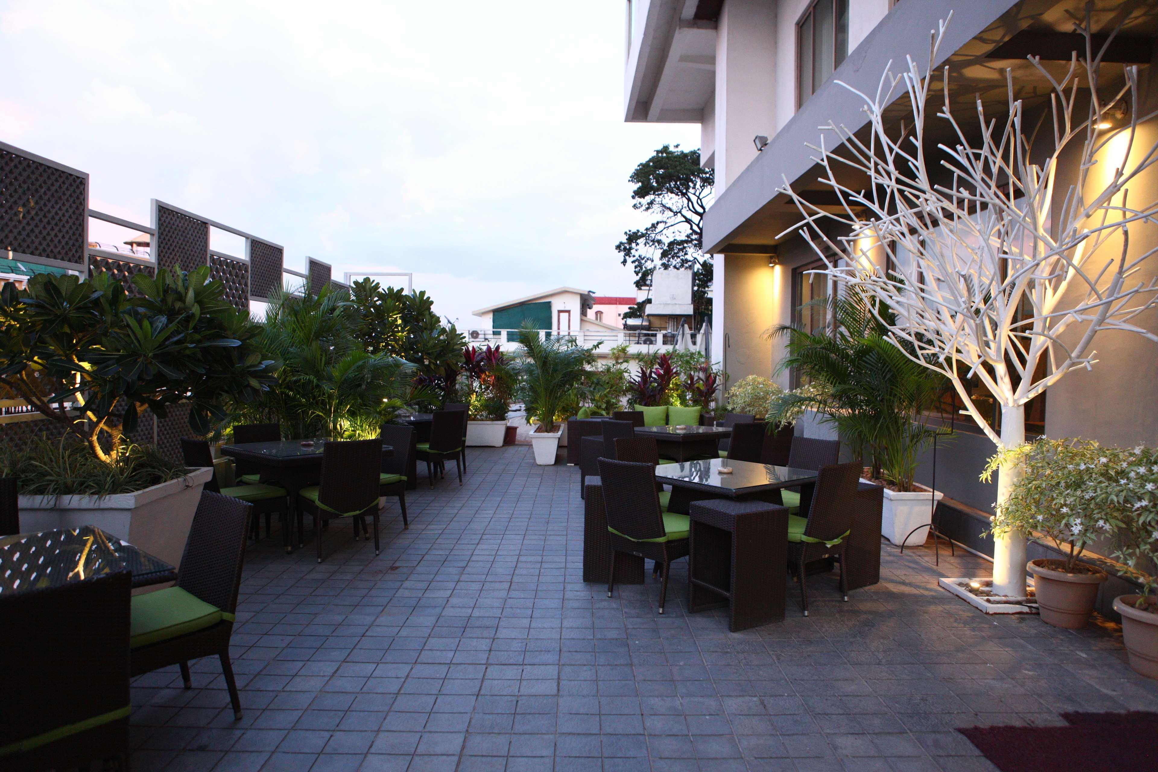 Radisson Blu Plaza Hotel Hyderabad Banjara Hills Exteriér fotografie The Terrace at the Park