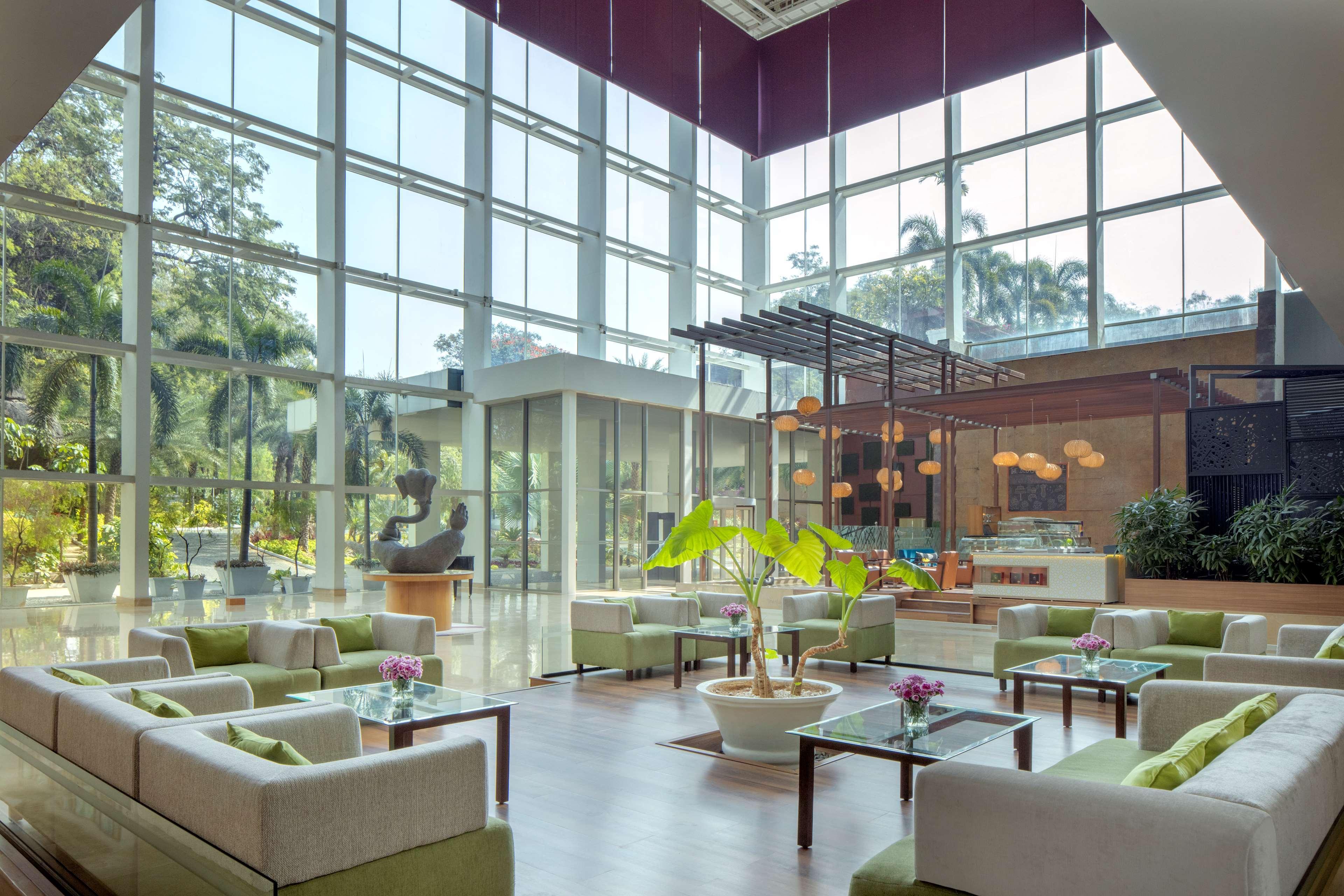 Radisson Blu Plaza Hotel Hyderabad Banjara Hills Exteriér fotografie Lobby