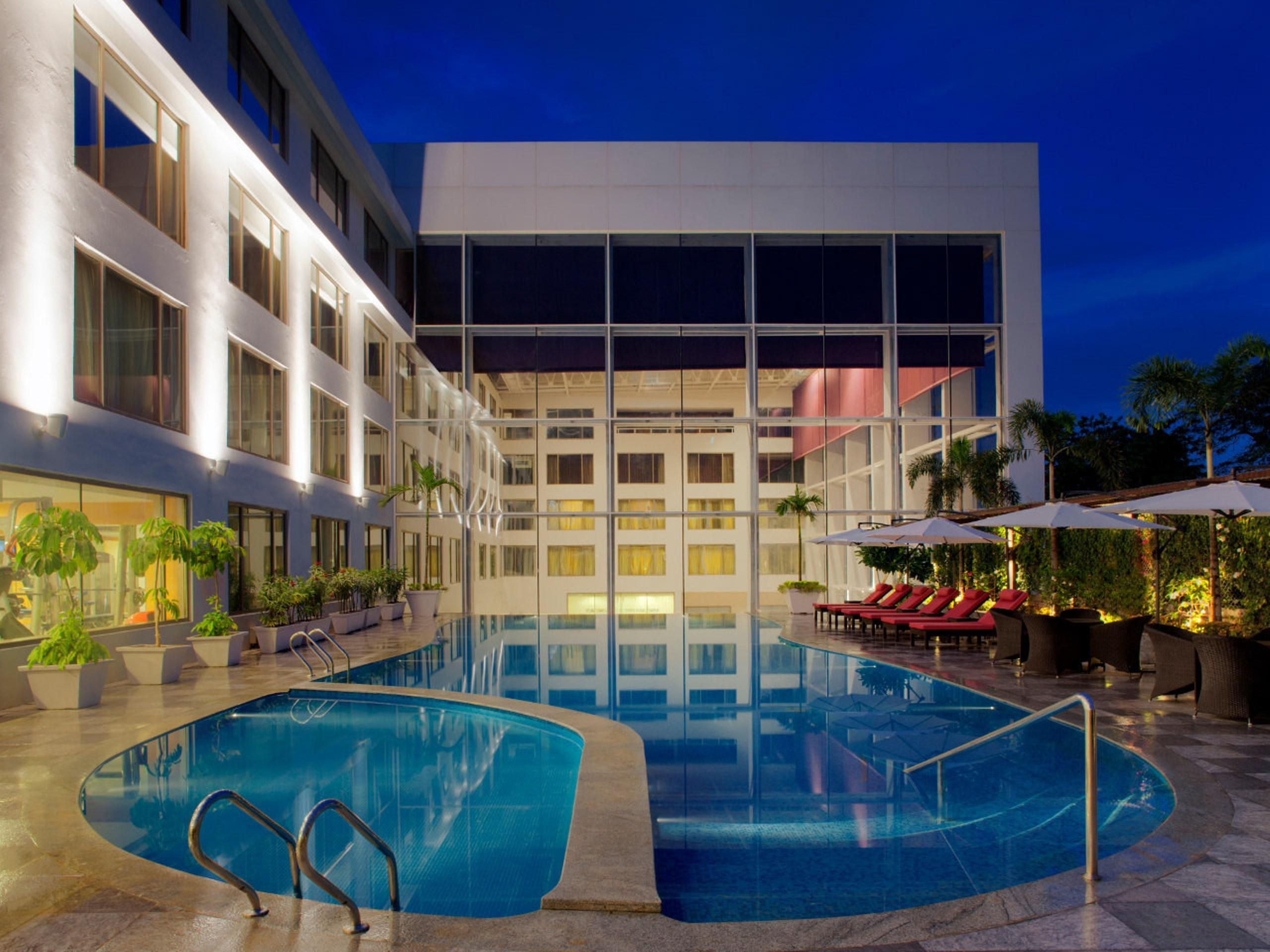 Radisson Blu Plaza Hotel Hyderabad Banjara Hills Exteriér fotografie The swimming pool at the hotel