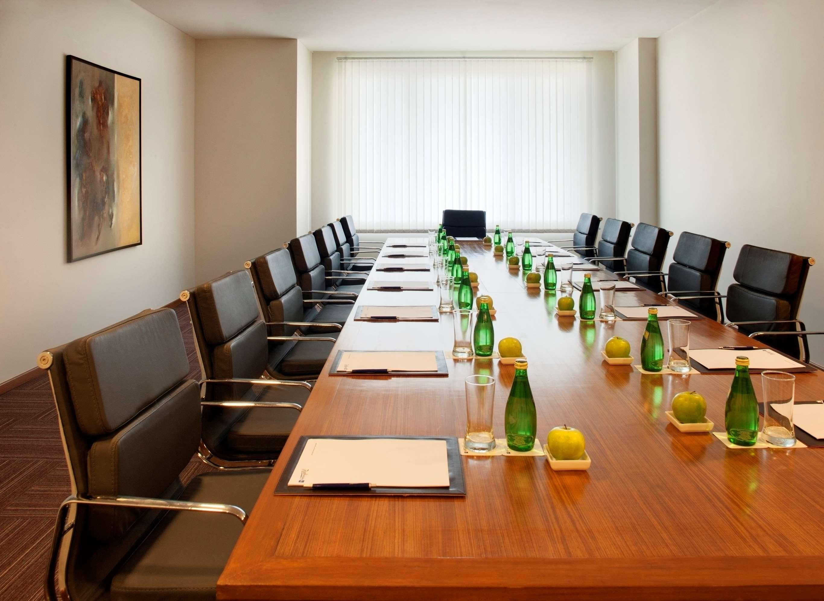 Radisson Blu Plaza Hotel Hyderabad Banjara Hills Obchodní fotografie A boardroom