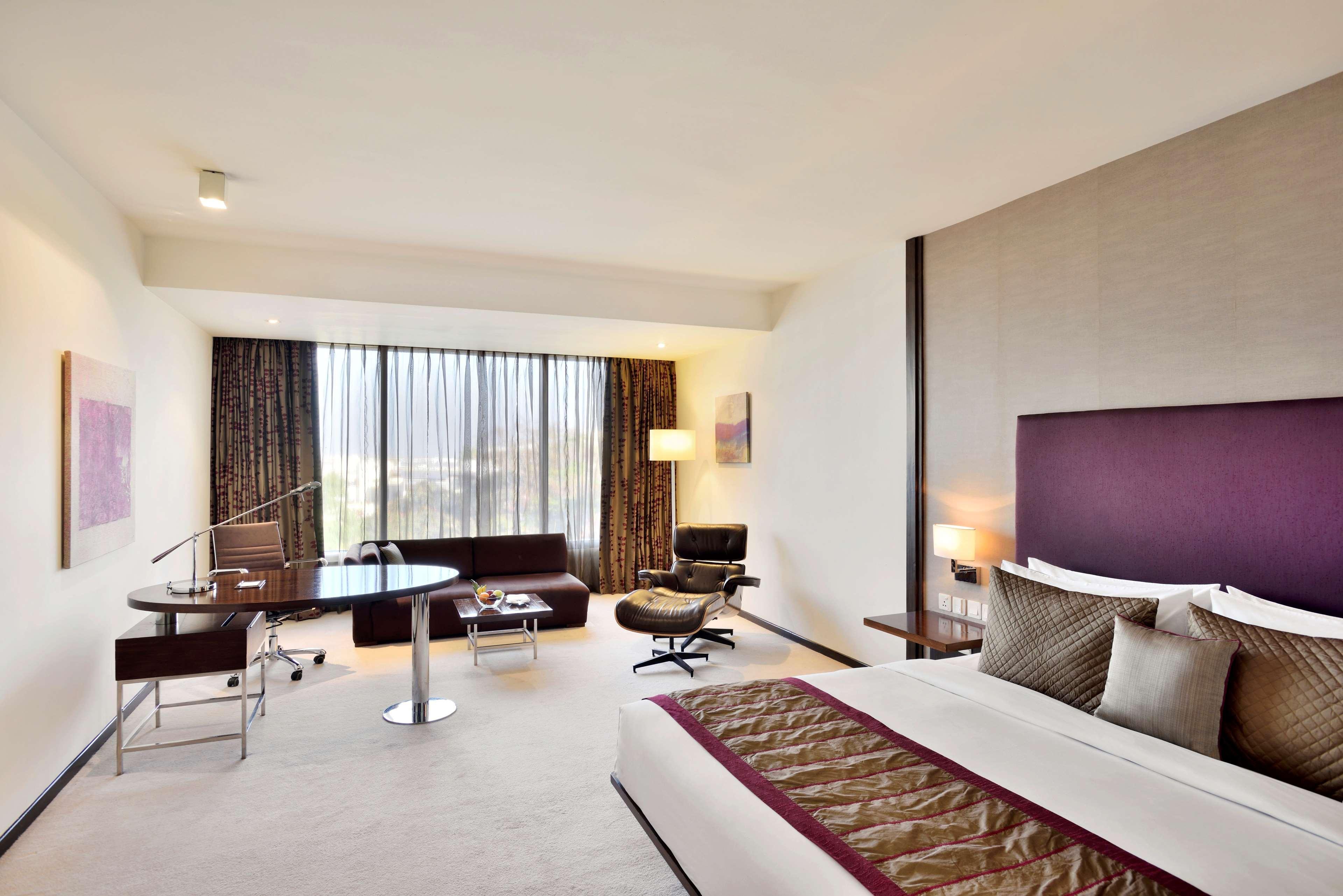 Radisson Blu Plaza Hotel Hyderabad Banjara Hills Exteriér fotografie A room at the Park Hyatt Hyderabad