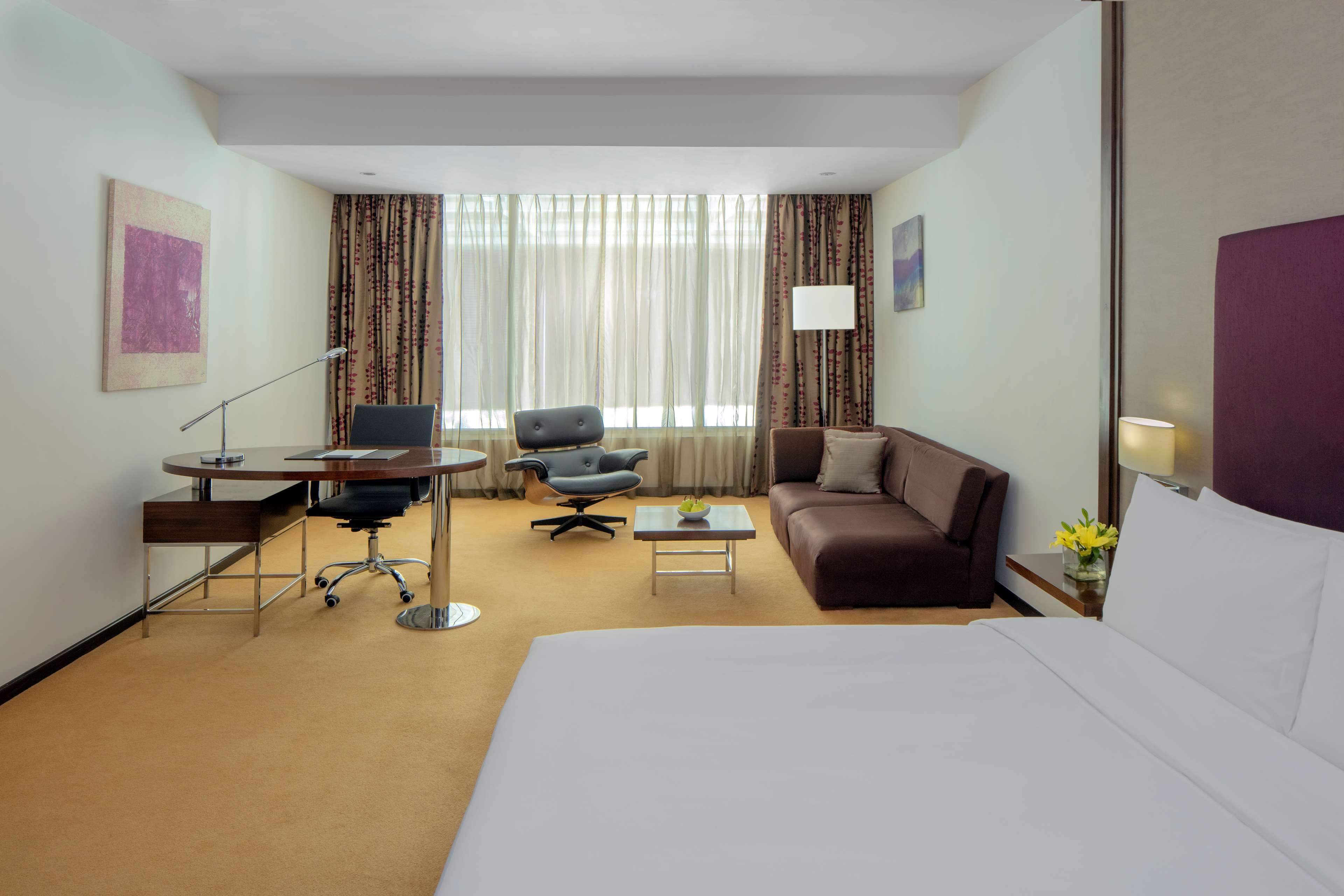 Radisson Blu Plaza Hotel Hyderabad Banjara Hills Exteriér fotografie A room at the hotel