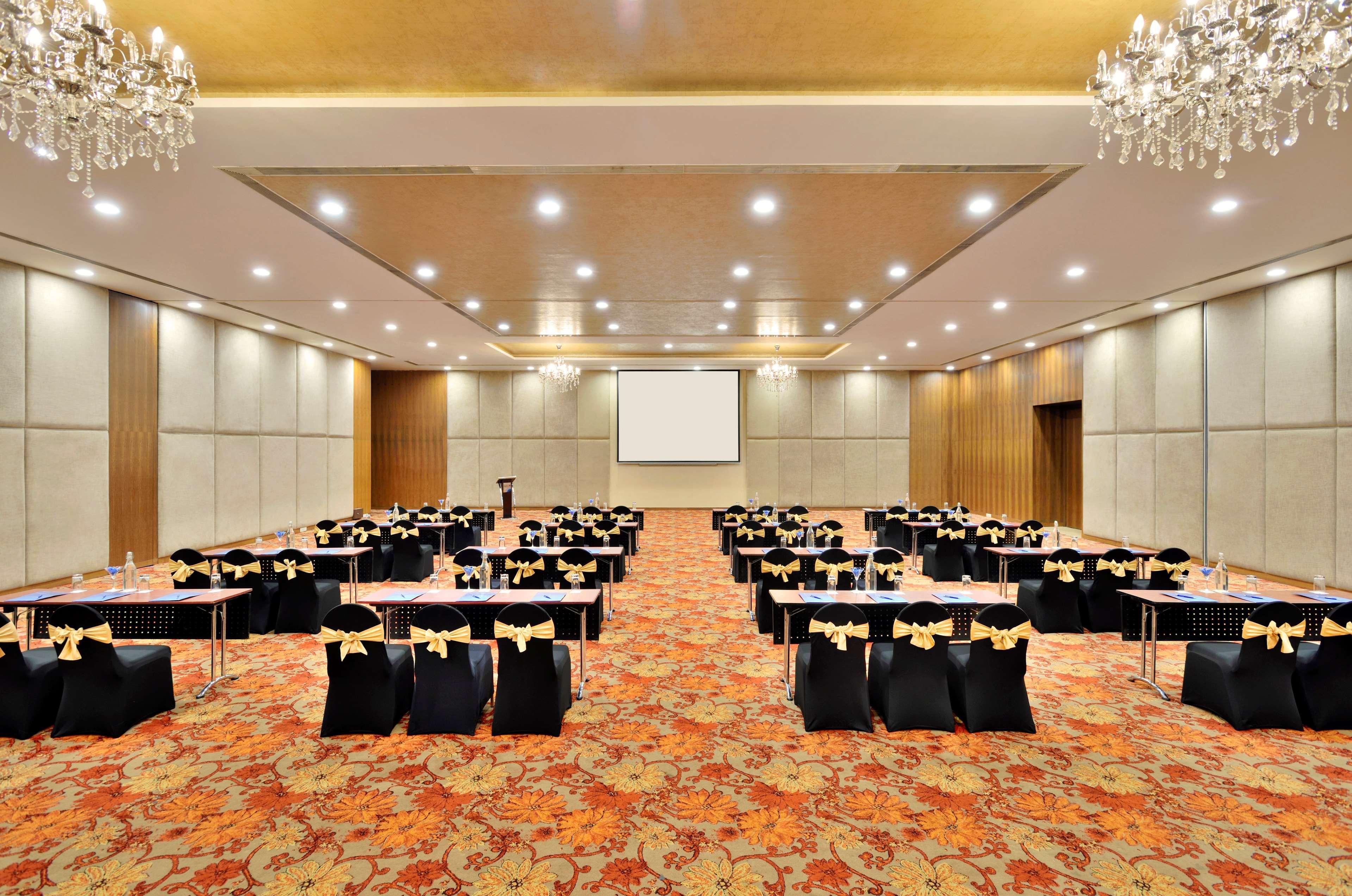 Radisson Blu Plaza Hotel Hyderabad Banjara Hills Exteriér fotografie The Royal Hall