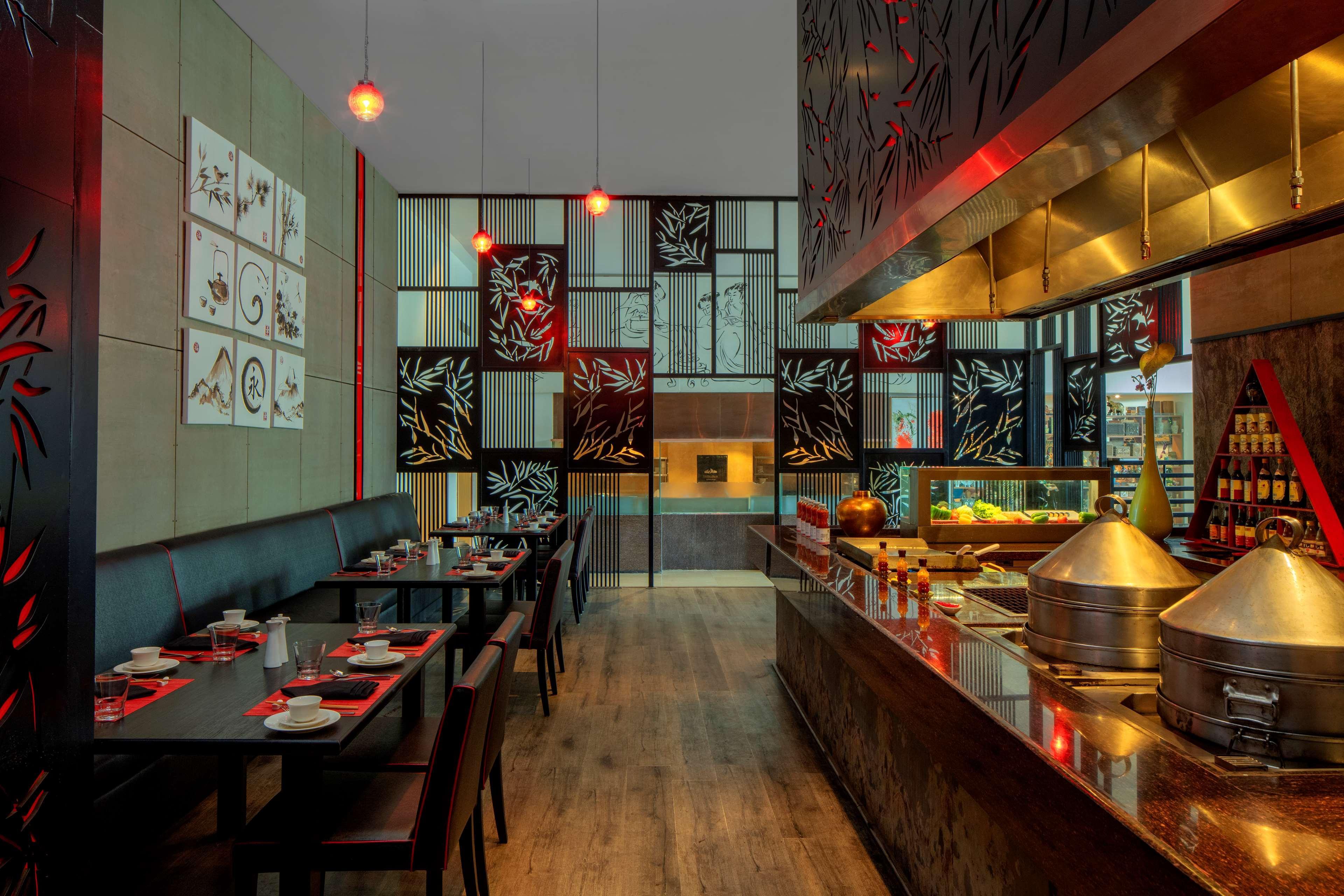 Radisson Blu Plaza Hotel Hyderabad Banjara Hills Exteriér fotografie The interior of a restaurant in the United Arab Emirates