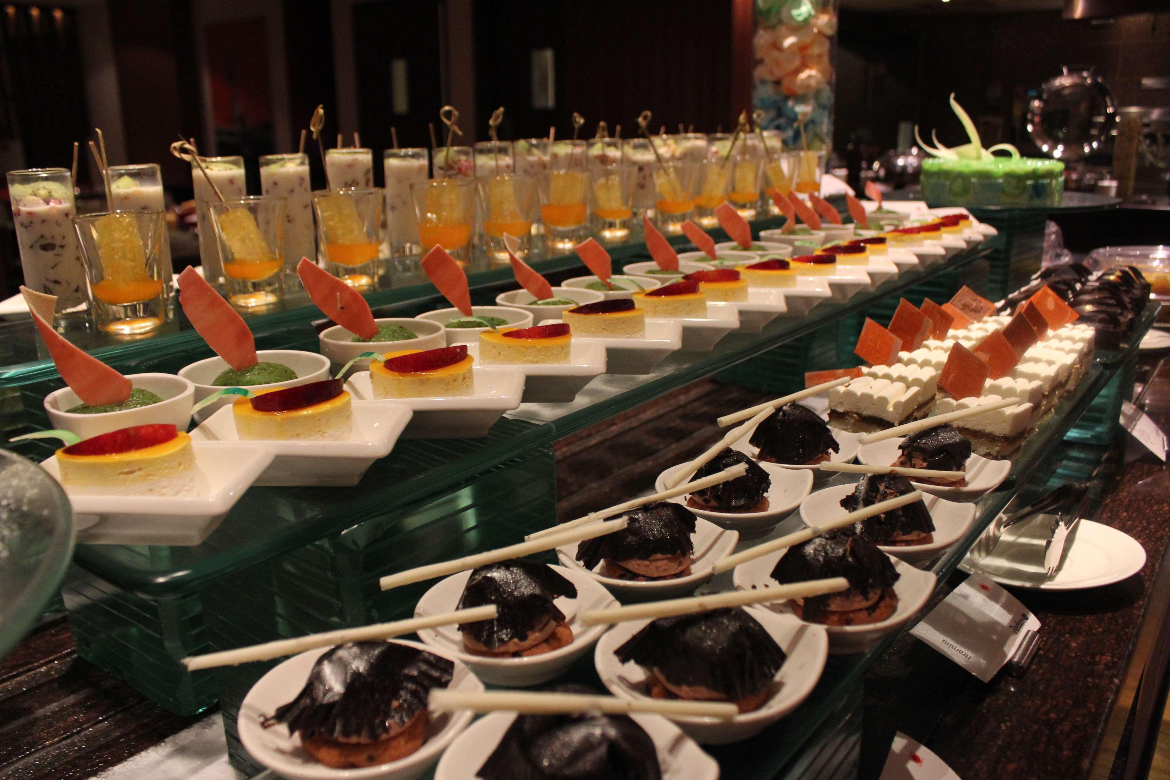 Radisson Blu Plaza Hotel Hyderabad Banjara Hills Exteriér fotografie A dessert buffet