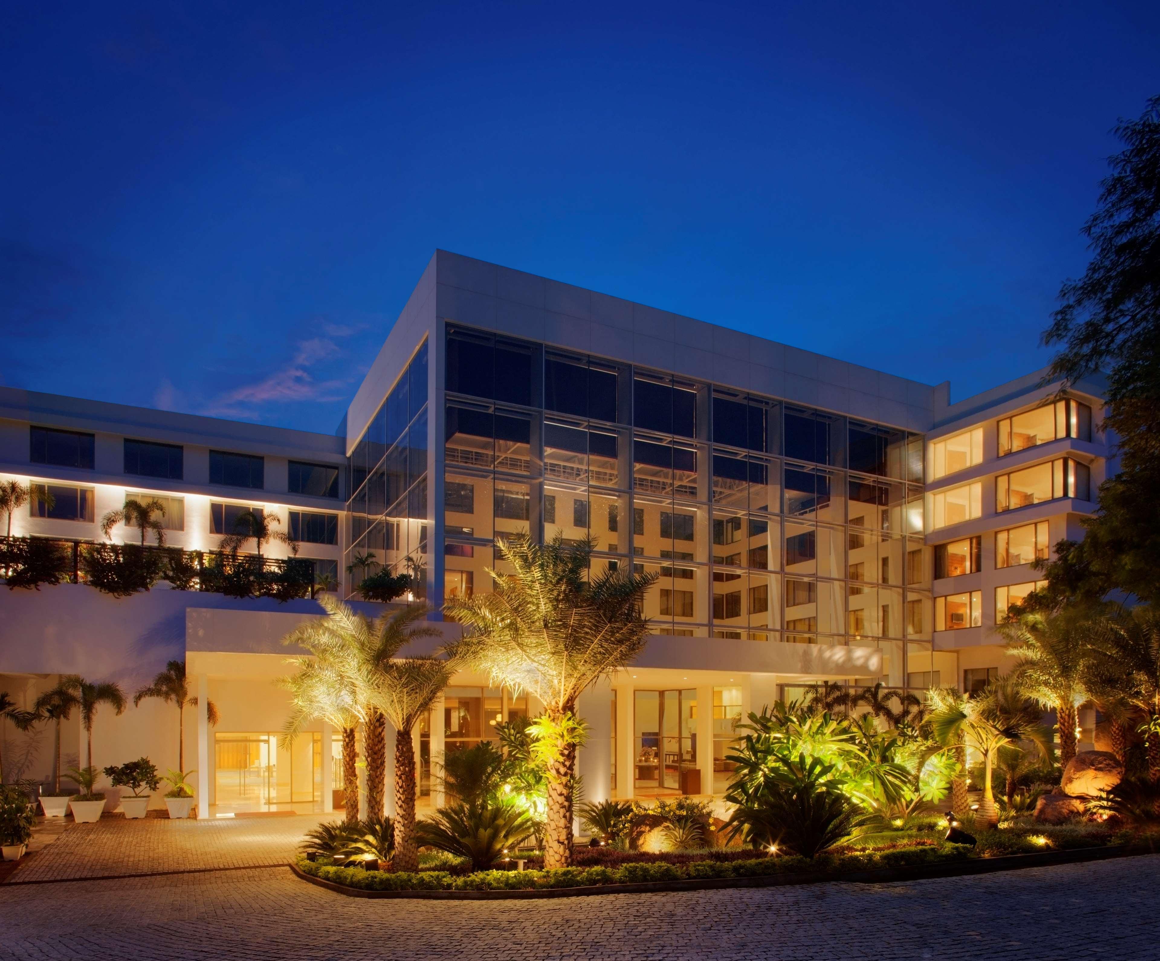 Radisson Blu Plaza Hotel Hyderabad Banjara Hills Exteriér fotografie The hotel at night