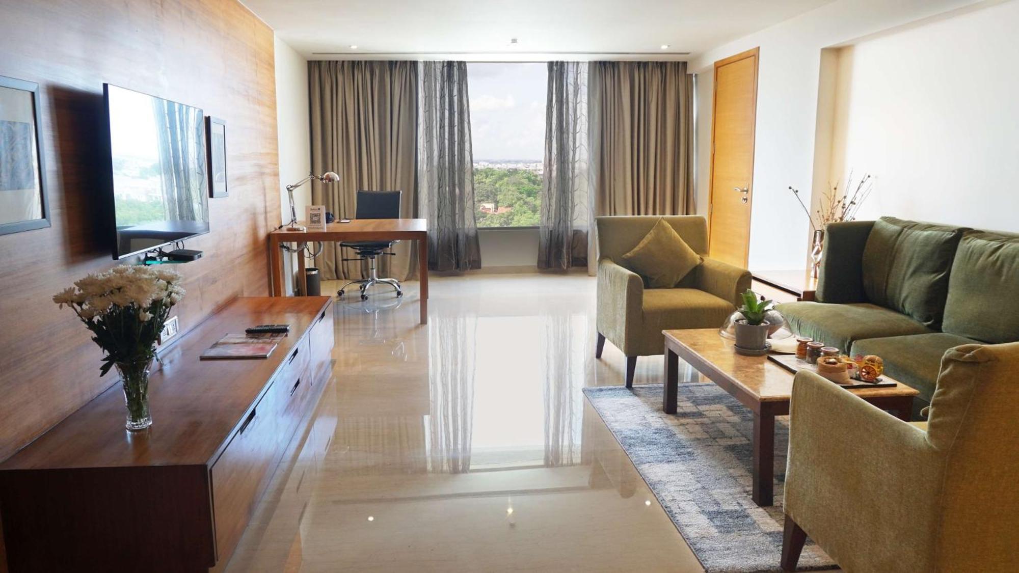 Radisson Blu Plaza Hotel Hyderabad Banjara Hills Exteriér fotografie A typical suite at the hotel