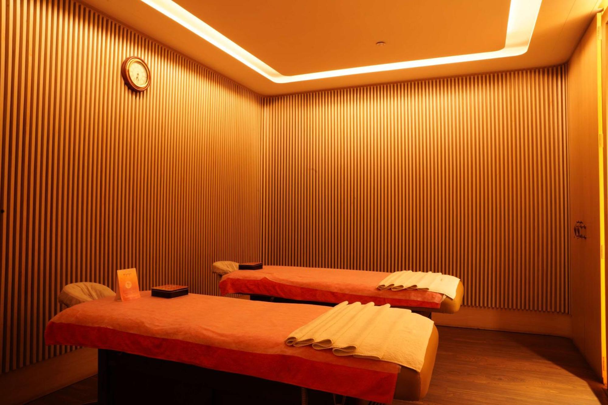 Radisson Blu Plaza Hotel Hyderabad Banjara Hills Exteriér fotografie A massage room at a spa
