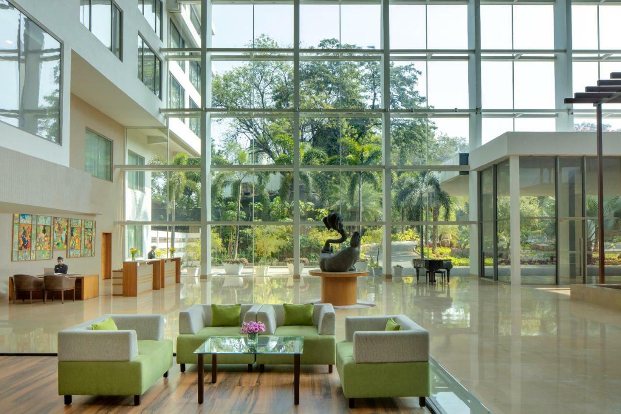 Radisson Blu Plaza Hotel Hyderabad Banjara Hills Exteriér fotografie The lobby of the Park Hotel, New Delhi