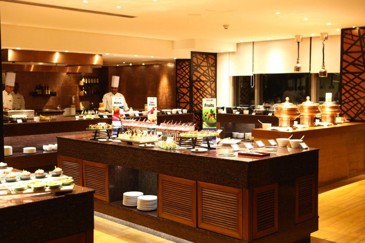 Radisson Blu Plaza Hotel Hyderabad Banjara Hills Exteriér fotografie A buffet at a hotel